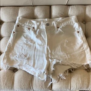 White Levi’s High waisted Distressed Shorts 28
